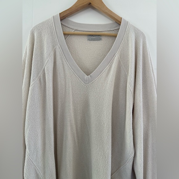 Urban Outfitters O/S Sweater, size medium. - Picture 3 of 8